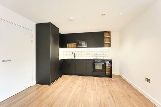 Commander Avenue, Colindale photo 4