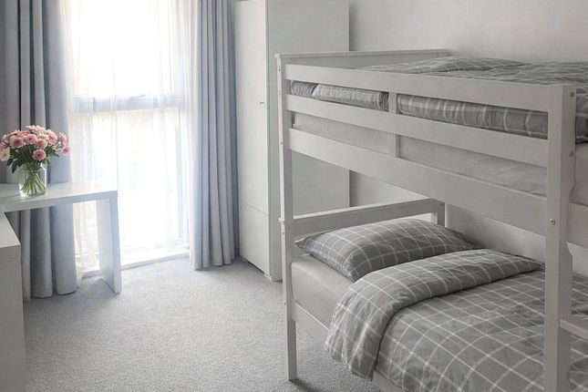 SNG RESALE SO, 24, Katherine Court, Northolt photo 4