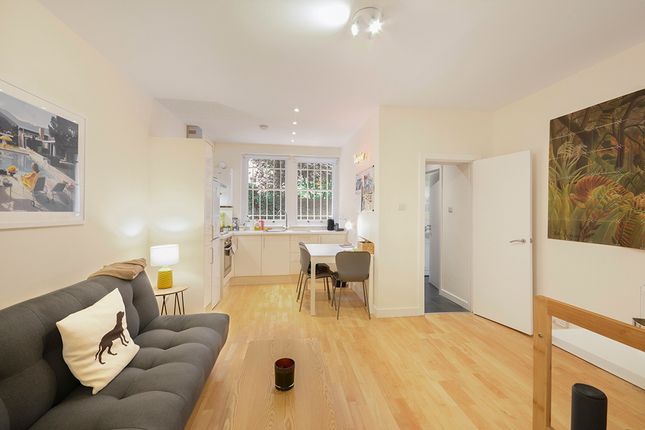 Thumbnail Flat to rent in Holly Mews, London