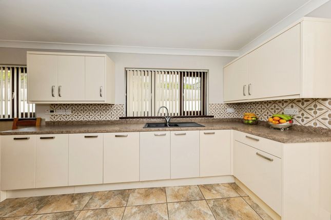 11, Bryn Tirion, Llanelli photo 4