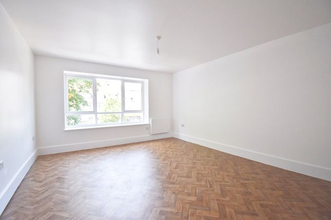 Flat 2, Araby Corner, Shepperton photo 4