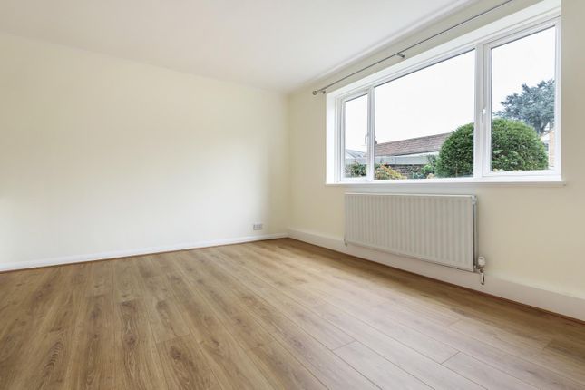 Flat to rent in Woodgate House, 2 South Bank