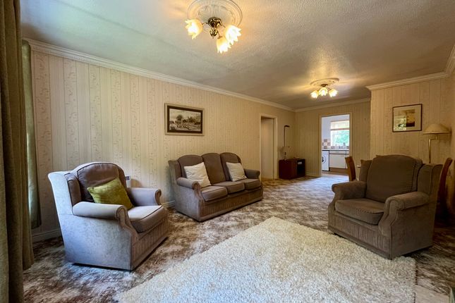 25 Holly Court, Wakefield photo 3
