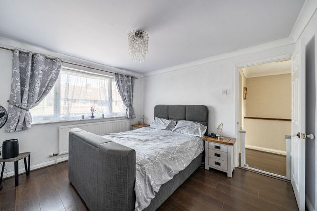 13, Burns Way, Swindon photo 4