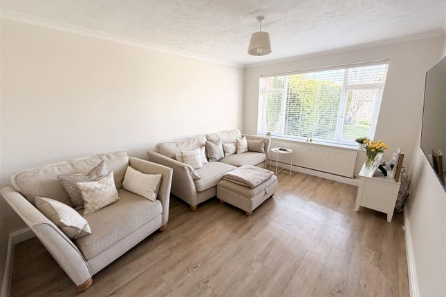 10, Yeomans Close, Farnborough photo 3