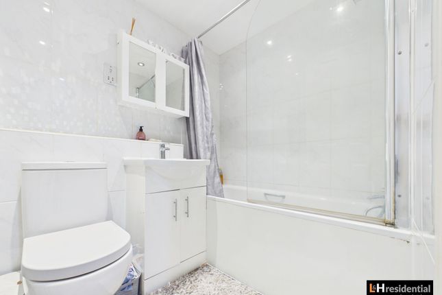 47 Kensington Way, Borehamwood photo 2