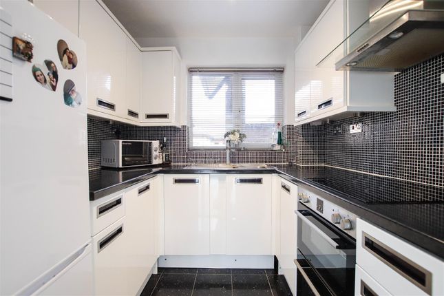 Flat for sale in Oliver Court, Crouchfield, Chapmore End