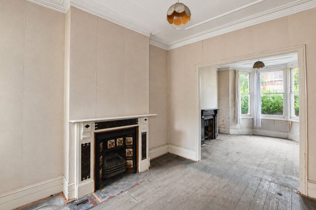 27 Forthbridge Road, London photo 2