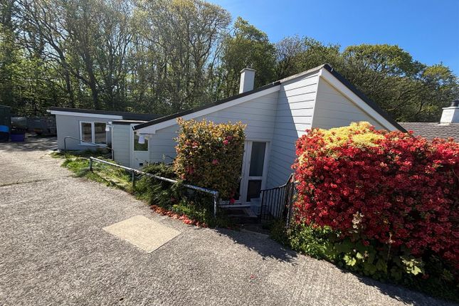 3-bed bungalow on 19, Compass West, Launceston, £1,300/mo