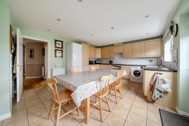 18, Sunderland Gardens, Newbury photo 4