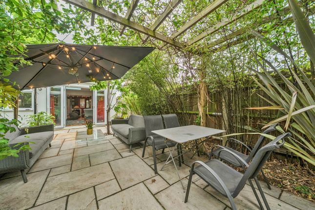 63, Watersplash Road, Shepperton photo 2