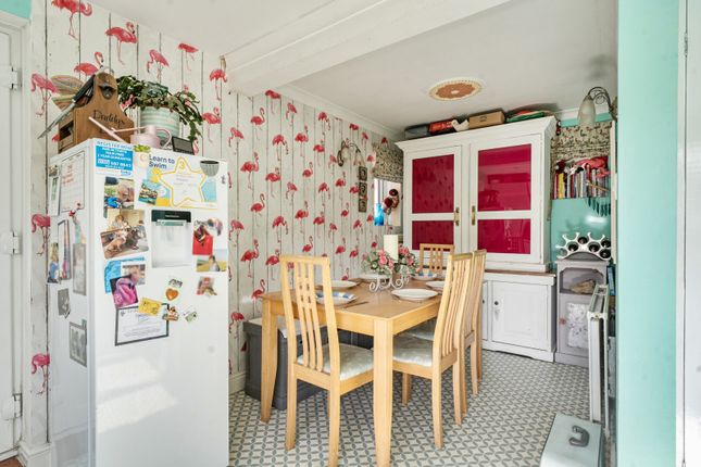 32, Queens Way, Hungerford photo 4