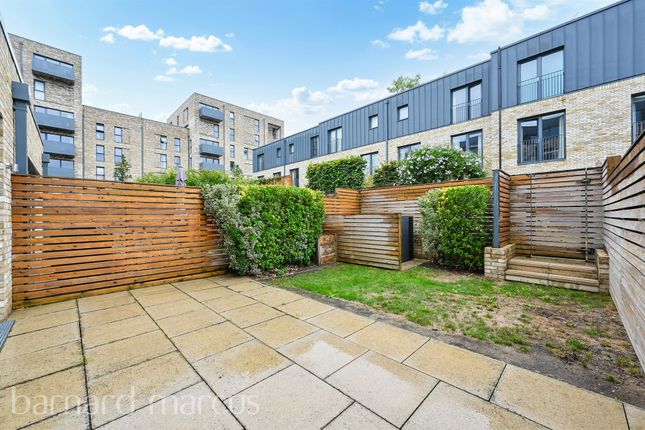 13, Helena Close, London photo 3