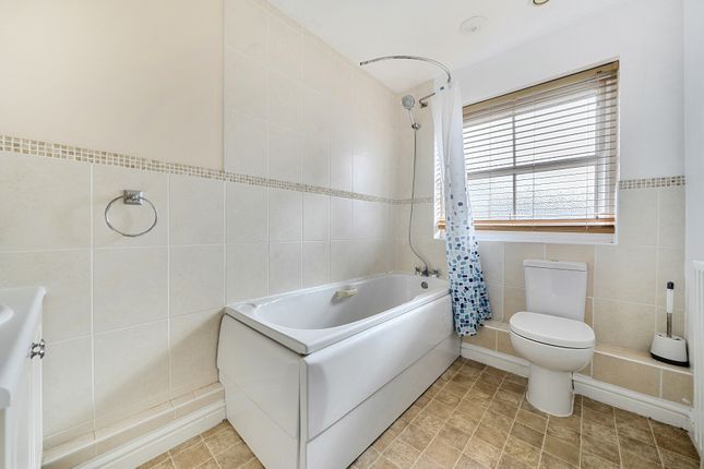 17, Mead Place, Horley photo 3