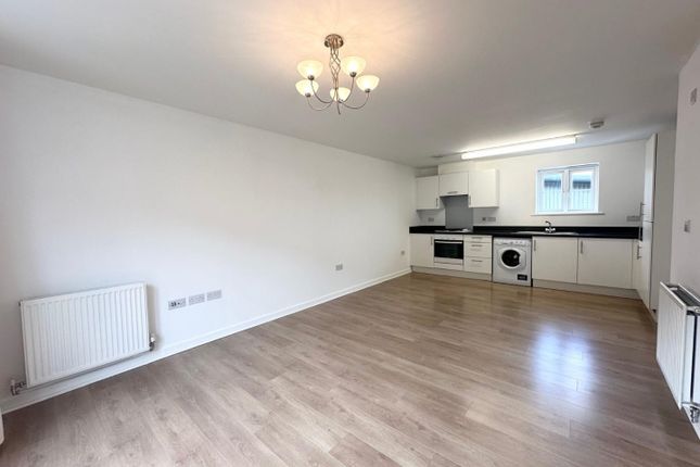 Flat to rent in Hawkes Way, Maidstone, Kent