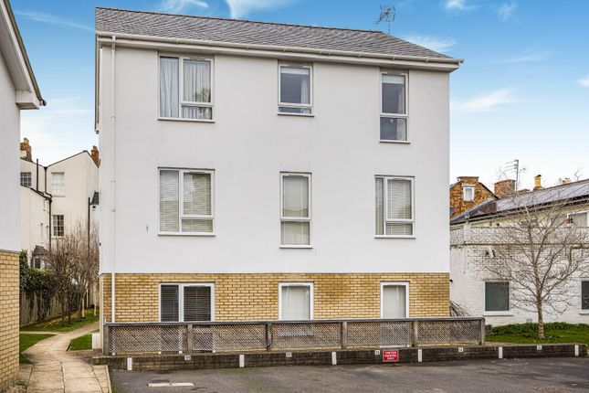 2-bed flat on 8, Portland Gardens, Gloucestershire, £220,000