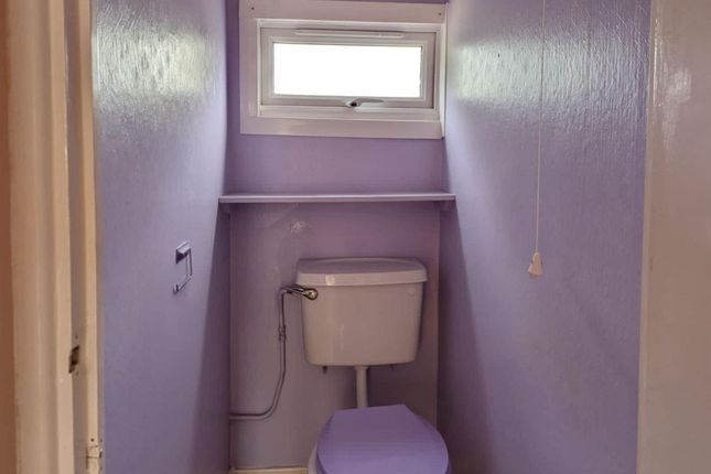31 Wiltshire Avenue, Weymouth photo 5
