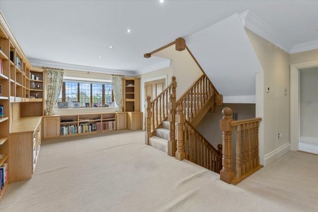 15 Ollards Grove, Loughton photo 3