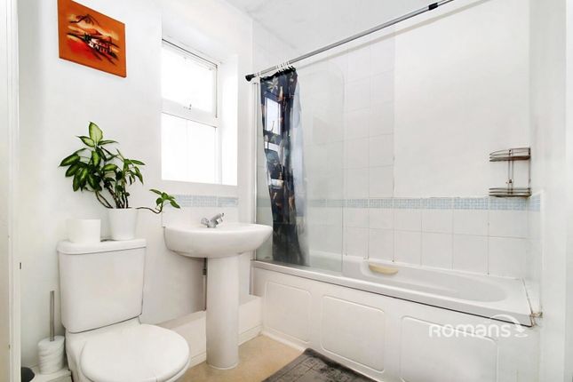 4, Morton Close, Uxbridge photo 4