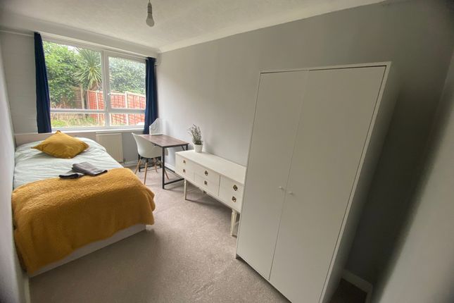 Room 2- £750 Available 08/10/2025