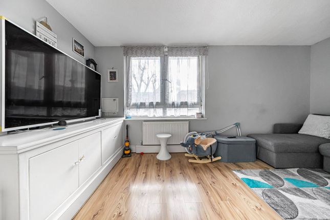 Flat for sale in Wallis Close, Clapham Junction, London