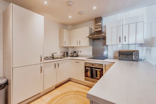 Flat 2, 10, Sovereign Walk, Horley photo 4