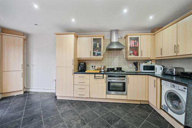 Flat to rent in Shillingford Close, Mill Hill East, London