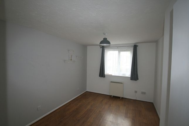 Flat to rent in Sandown Road, Watford, Herts