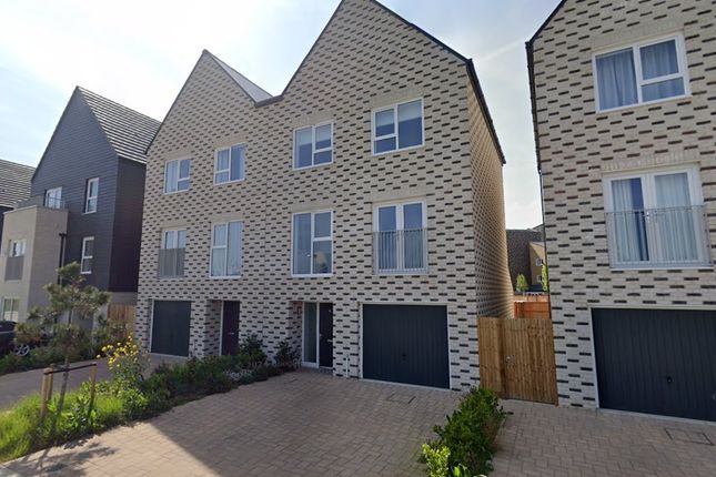 4-bed house on 4, Rochester, £2,750/mo