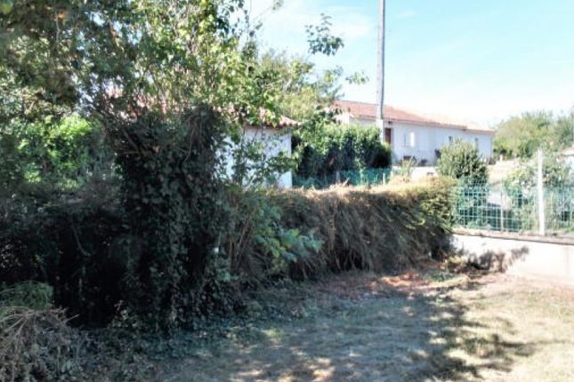 Town house for sale in Charroux, Vienne, France - 86250