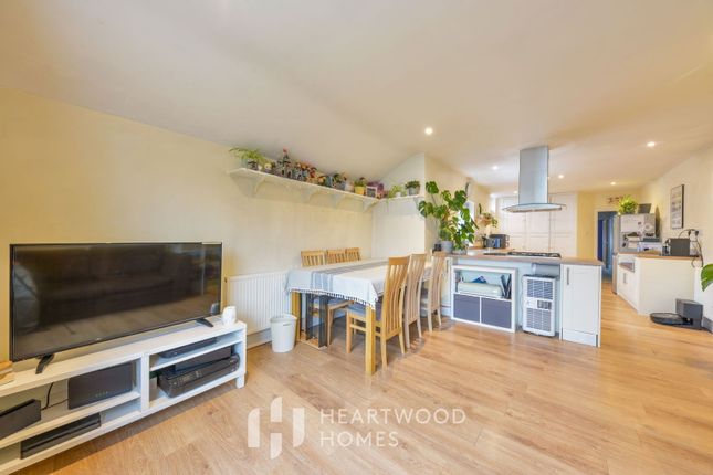 2-bed flat on 50a, Castle Road, St. Albans, £350,000
