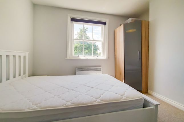 Flat for sale in Old Kent Road, London