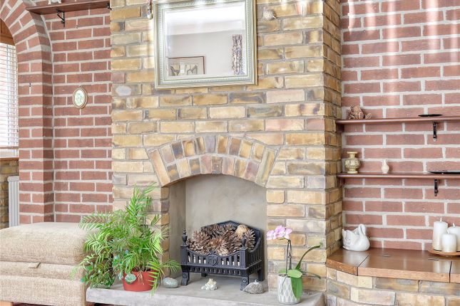 23, Beacon Hill, Witham photo 4