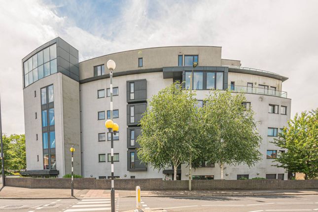 2-bed flat on Friern Barnet Road, Friern Barnet, £360,000