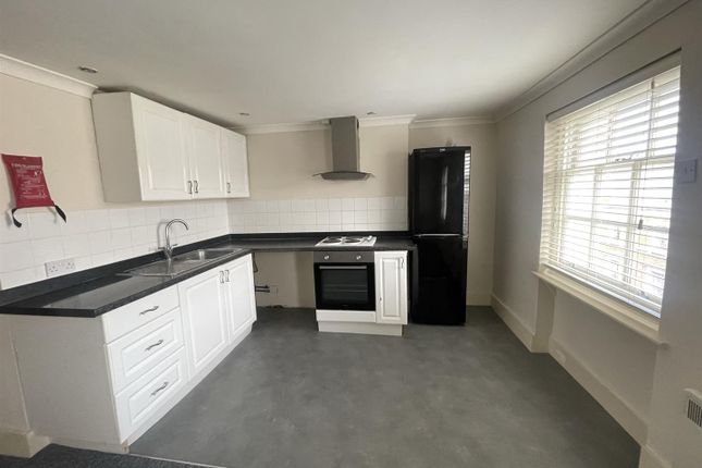 Thumbnail Flat to rent in West Crescent Road, Gravesend, Kent