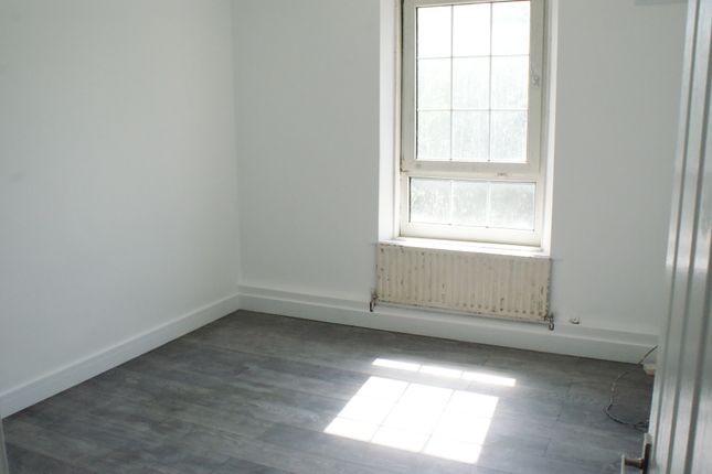 133, Mountearl Gardens, London photo 3