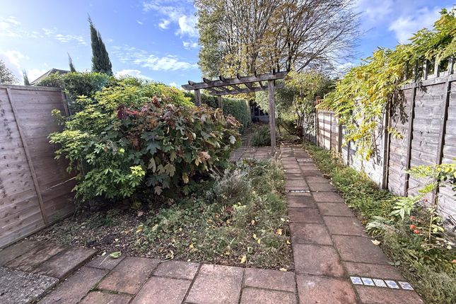 44 Well Lane, Horsell, Woking photo 4