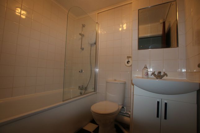 Flat for sale in Poyle Road, Colnbrook, Slough