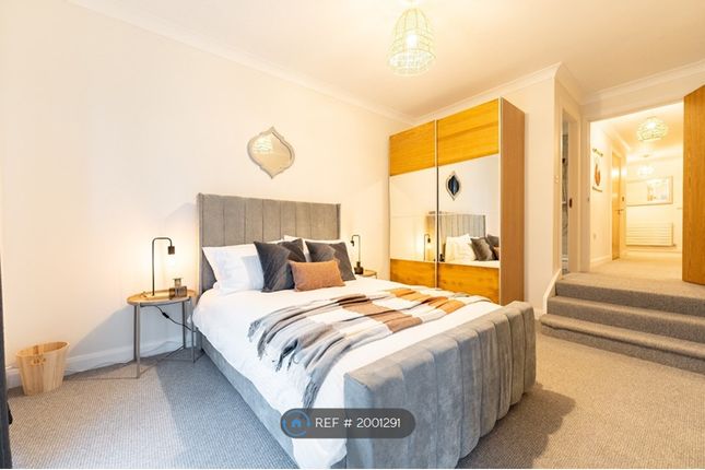 Thumbnail Flat to rent in Harrogate Road, Leeds