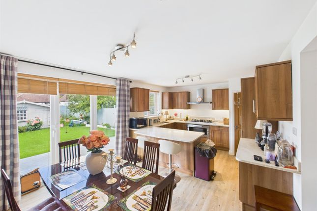 5, Hill Rise, Ruislip photo 3