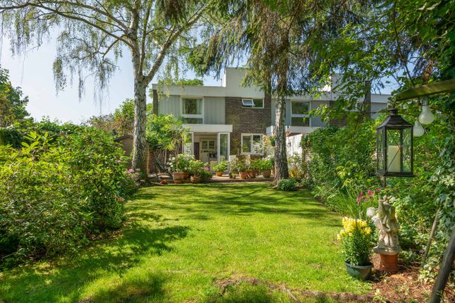 19, Brackley, Weybridge photo 2