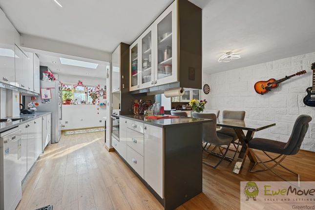 317, Sheepcot Lane, Watford photo 2