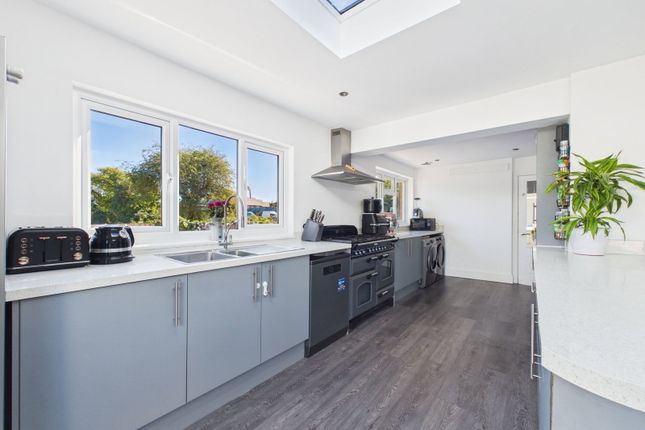 17, Manor Close, Lancing photo 4