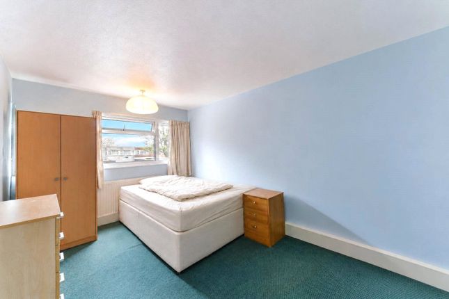 Farnham Gardens, Raynes Park photo 5