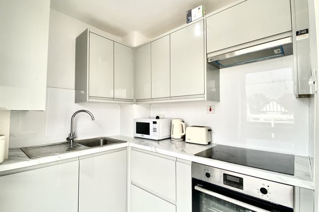 Flat 15 Kingscote, Hodford Road, London photo 3
