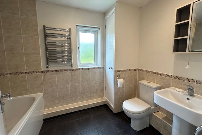 63, Hainault Avenue, Milton Keynes photo 2