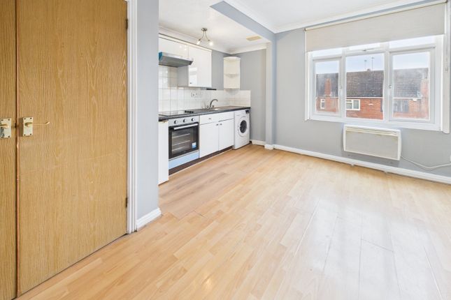 Flat 4, 54, Hencroft Street South, Berkshire photo 4
