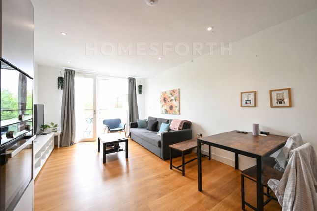 1-bed flat on Flat 25 Lichfield House, Tollgate Gardens, Greater London, £500,000