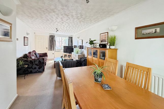 33, Calshot Way, Surrey photo 4