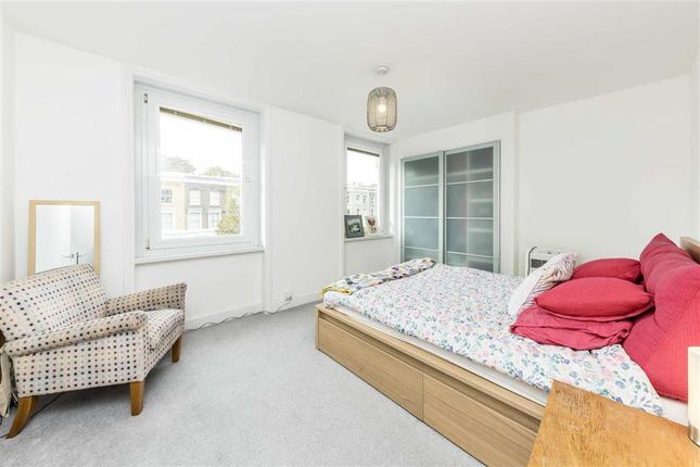 Flat for sale in New Cross Road, London